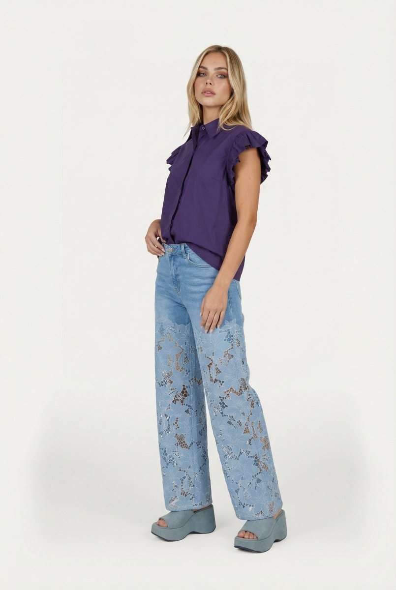 Model in paarse blouse en lichtblauwe jeans met kant, full-body shot | Jo&Co Club