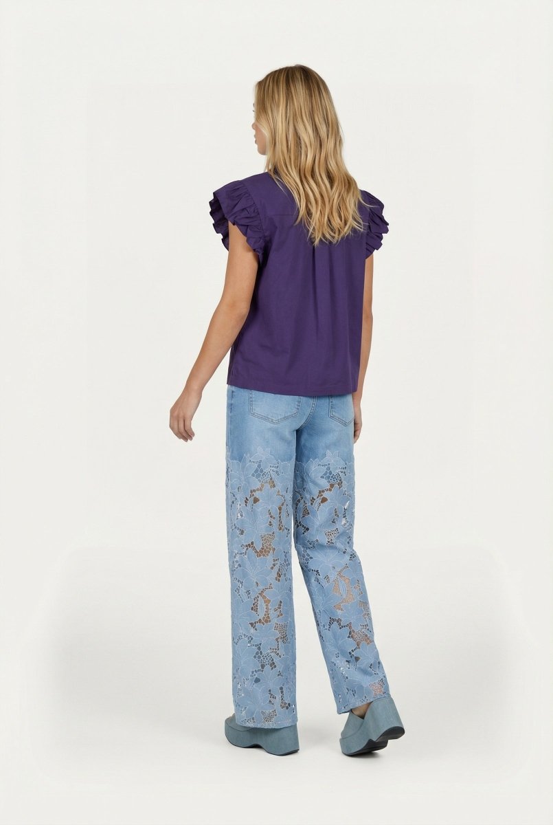 Achterkant van outfit: paarse top met ruches en lichtblauwe jeans met kanten bloemen. | Jo&Co Club