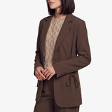 Bruine blazer met knoopsluiting en striksluiting opzij, vooraanzicht | Fluresk Feline blazer | Jo&Co Club