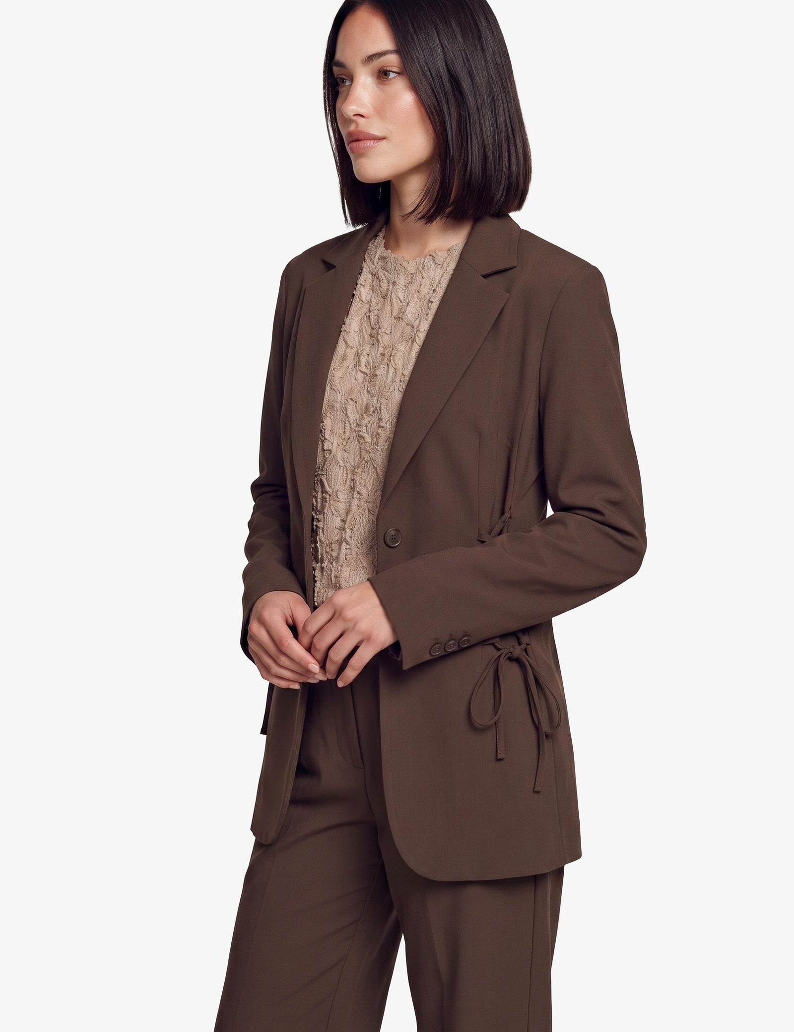 Bruine blazer met knoopsluiting en striksluiting opzij, vooraanzicht | Fluresk Feline blazer | Jo&Co Club