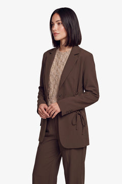 Bruine blazer met knoopsluiting en striksluiting opzij, vooraanzicht | Fluresk Feline blazer | Jo&Co Club