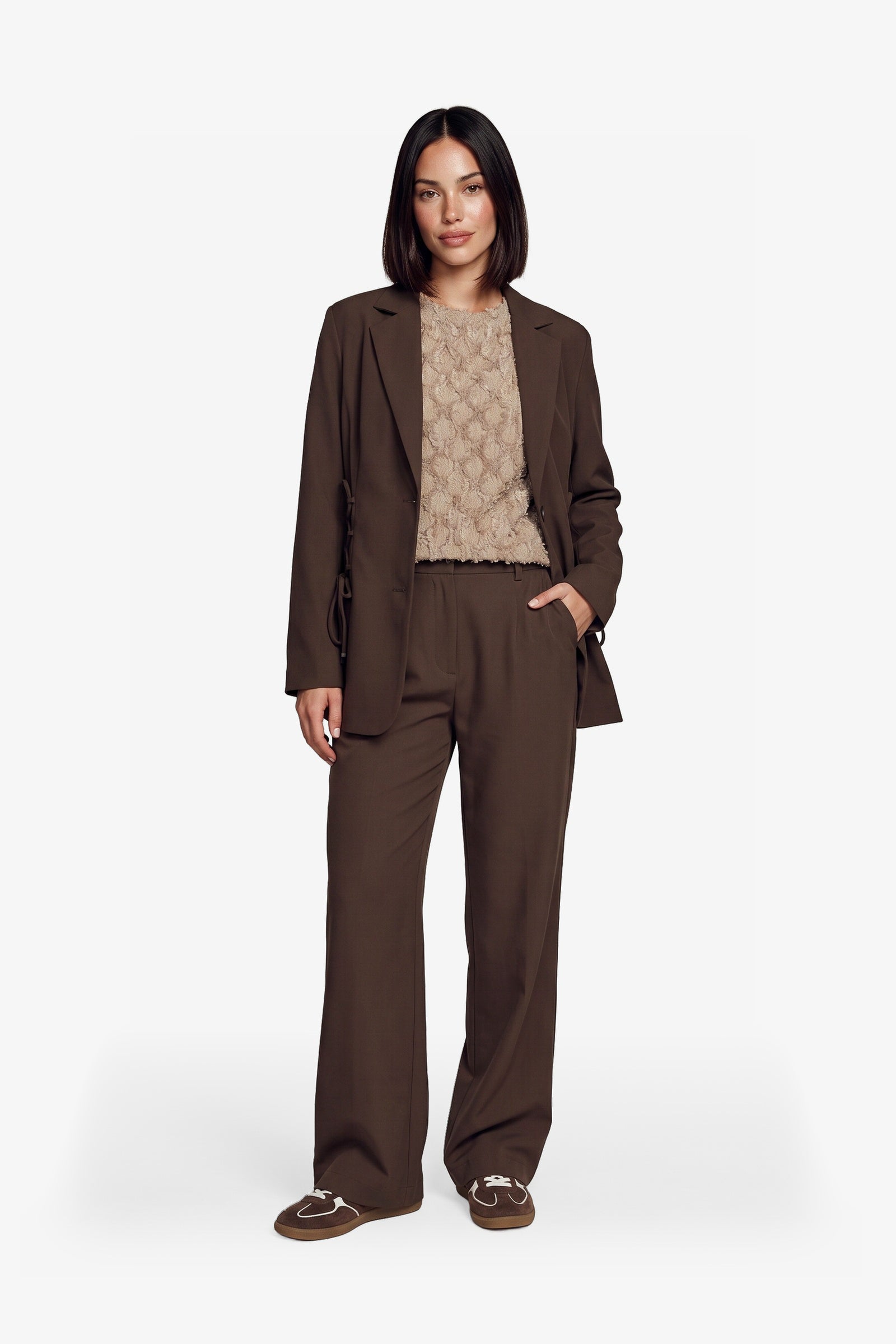 Bruine blazer met knoopsluiting en striksluiting opzij, vooraanzicht | Fluresk Feline blazer | Jo&Co Club