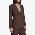 Bruine blazer met knoopsluiting en striksluiting opzij, detailfoto | Fluresk Feline blazer | Jo&Co Club