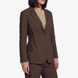 Bruine blazer met knoopsluiting en striksluiting opzij, detailfoto | Fluresk Feline blazer | Jo&Co Club