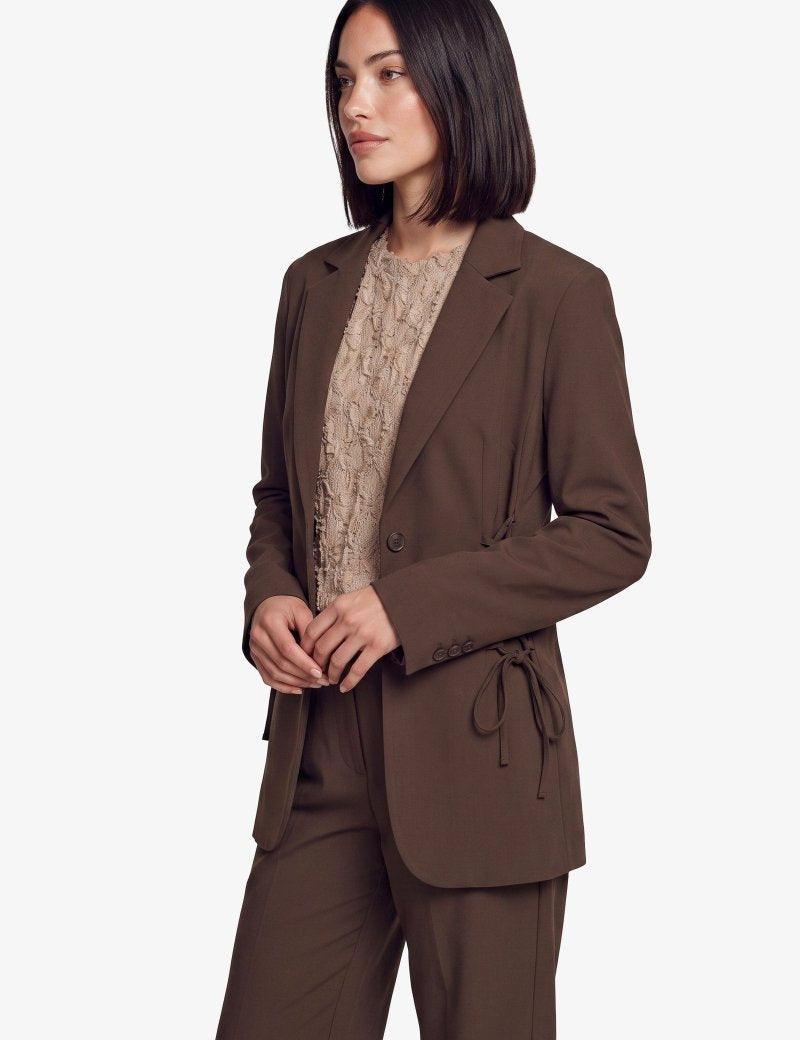 Bruine blazer met knoopsluiting en striksluiting opzij, vooraanzicht | Fluresk Feline blazer | Jo&Co Club