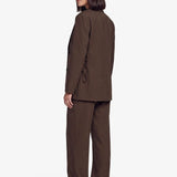 Bruine blazer met knoopsluiting en striksluiting opzij, achterkant | Fluresk Feline blazer | Jo&Co Club