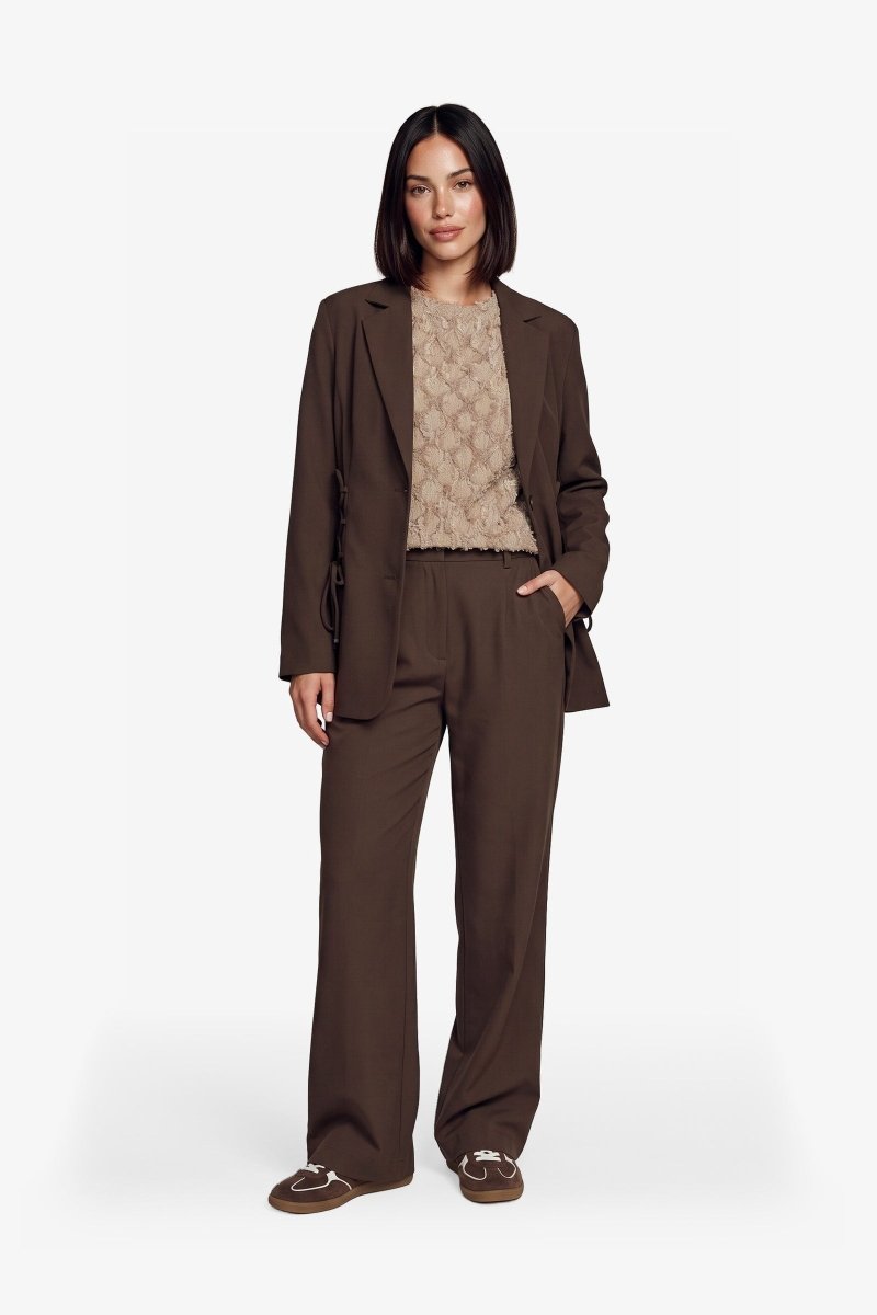 Bruine blazer met knoopsluiting en striksluiting opzij, vooraanzicht | Fluresk Feline blazer | Jo&Co Club