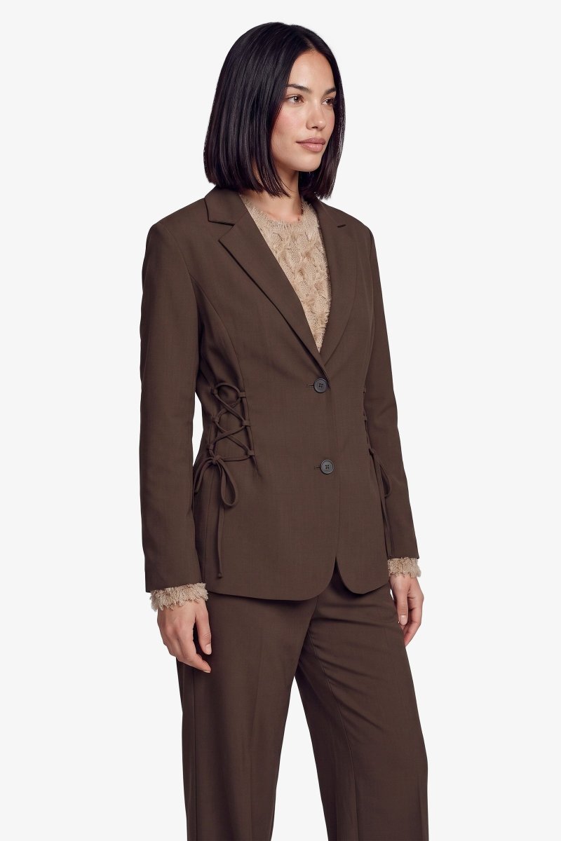 Bruine blazer met knoopsluiting en striksluiting opzij, detailfoto | Fluresk Feline blazer | Jo&Co Club