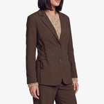 Bruine blazer met knoopsluiting en striksluiting opzij, detailfoto | Fluresk Feline blazer | Jo&Co Club