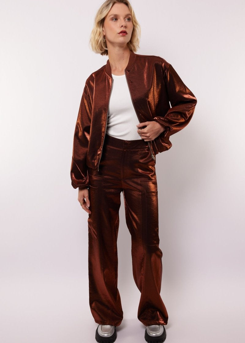 model draagt de Fluresk Fiora pants en het thirza jacket als co-ord set.