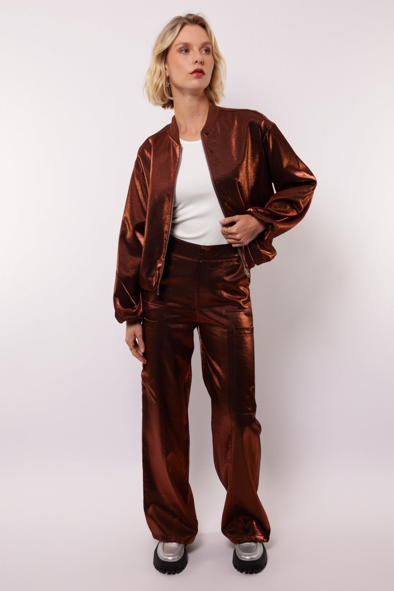 model draagt de Fluresk Fiora pants en het thirza jacket als co-ord set.