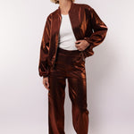 model draagt de Fluresk Fiora pants en het thirza jacket als co-ord set.