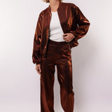 model draagt de Fluresk Fiora pants en het thirza jacket als co-ord set.