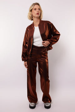 model draagt de Fluresk Fiora pants en het thirza jacket als co-ord set.