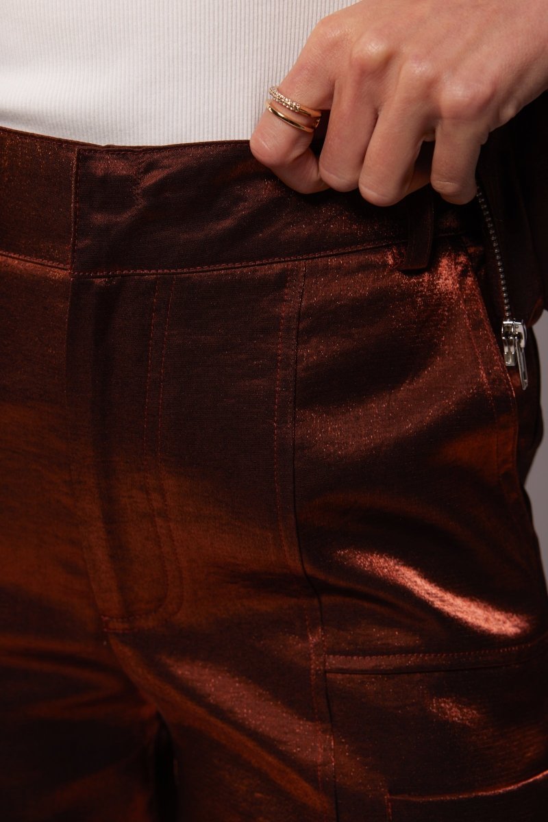 model draagt de Fluresk Fiora pants close up.