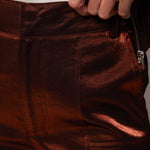 model draagt de Fluresk Fiora pants close up.