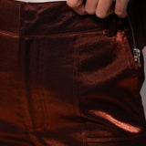 model draagt de Fluresk Fiora pants close up.