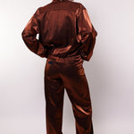 model draagt de Fluresk Fiora pants en het thirza jacket.