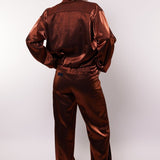 model draagt de Fluresk Fiora pants en het thirza jacket.