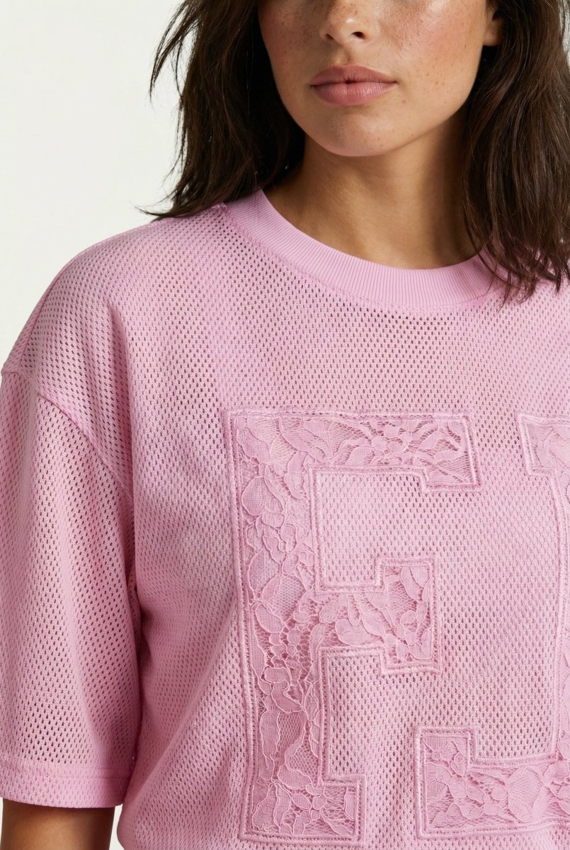 Roze top met kanten letter applicatie en mesh textuur | Jo&Co Club