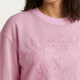 Roze top met kanten letter applicatie en mesh textuur | Jo&Co Club