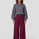 Model in gebreide trui Fluresk Fenni met wijde rode pantalon Zumra, voorkant | Jo&Co Club