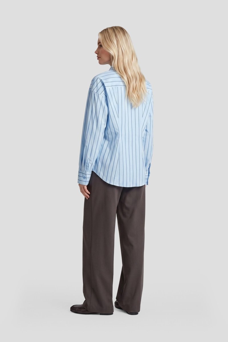 Achterkant gestreepte blouse Fluresk Joan – verlaagde schouders en afgeronde zoom | Jo&Co Club