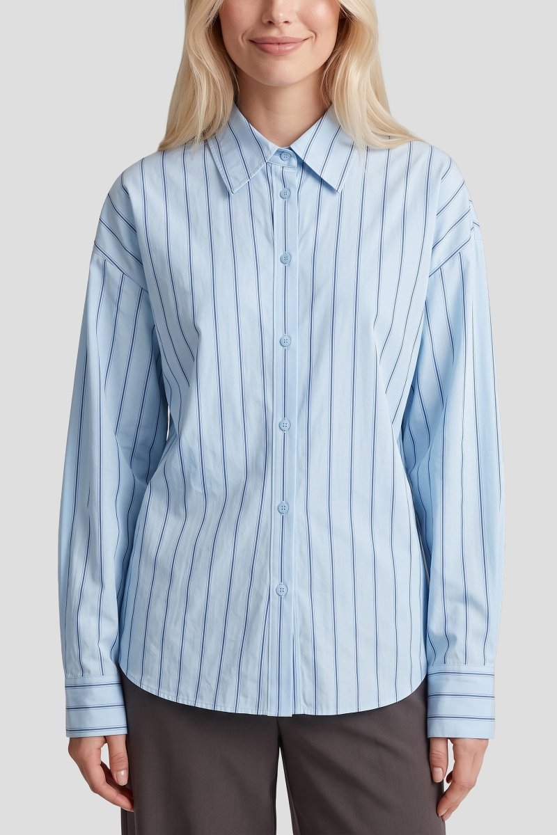 Detail gestreepte blouse Fluresk Joan – kraag, knoopsluiting en dwarse strepen op de manchet | Jo&Co Club