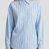 Detail gestreepte blouse Fluresk Joan – kraag, knoopsluiting en dwarse strepen op de manchet | Jo&Co Club