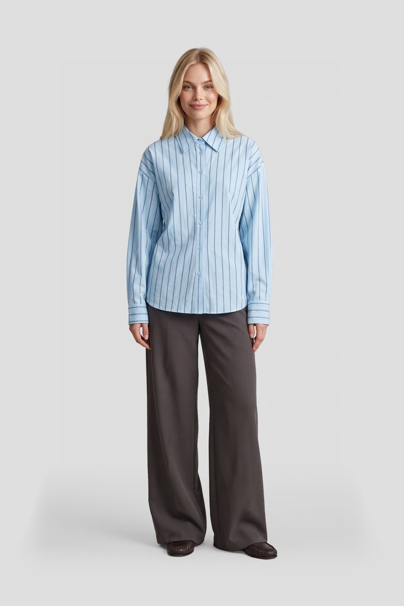 Model in gestreepte blouse Fluresk Joan met kraag en brede manchetten, voorkant | Jo&Co Club