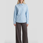 Model in gestreepte blouse Fluresk Joan met kraag en brede manchetten, voorkant | Jo&Co Club