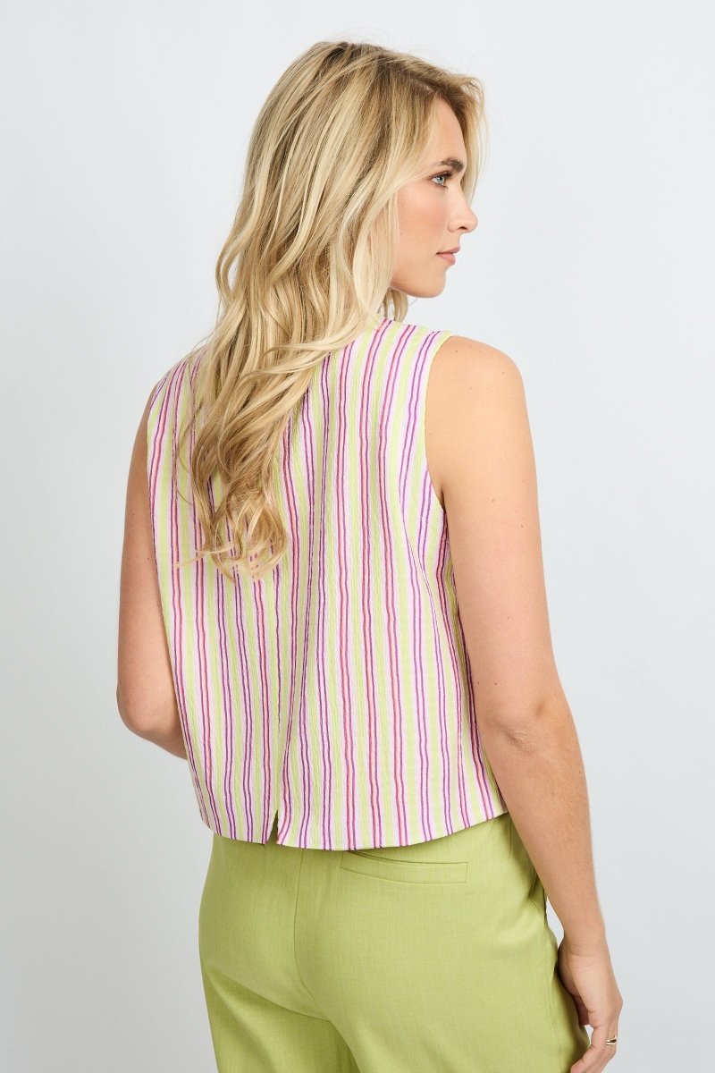 Gilet Fluresk Beatriz in paars/groen – model toont achterkant van gestreepte gilet | Jo&Co Club