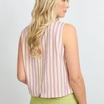 Gilet Fluresk Beatriz in paars/groen – model toont achterkant van gestreepte gilet | Jo&Co Club