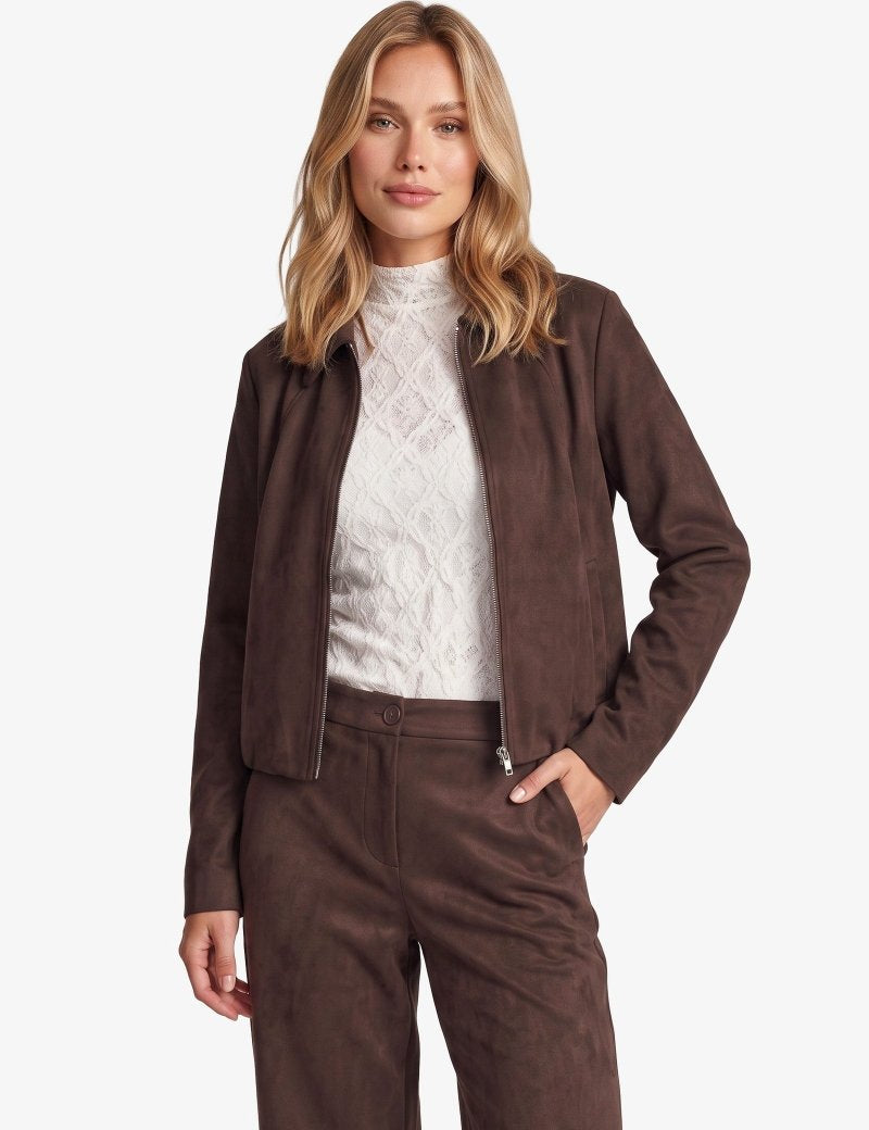 Donkerbruin suedine jack met rits, vooraanzicht | Fluresk Ginny jacket | Jo&Co Club