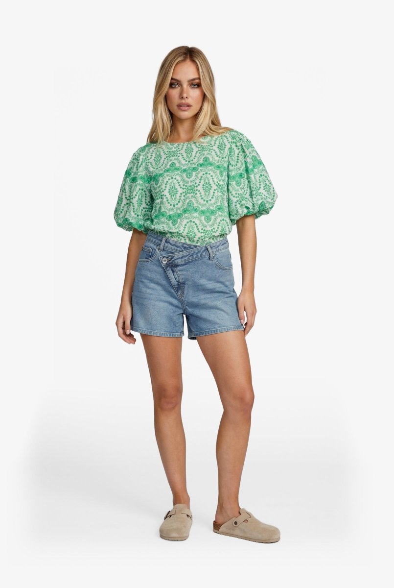 Shorts Denim Mid Blue – denim shorts met asymmetrische tailleband | Jo&Co Club