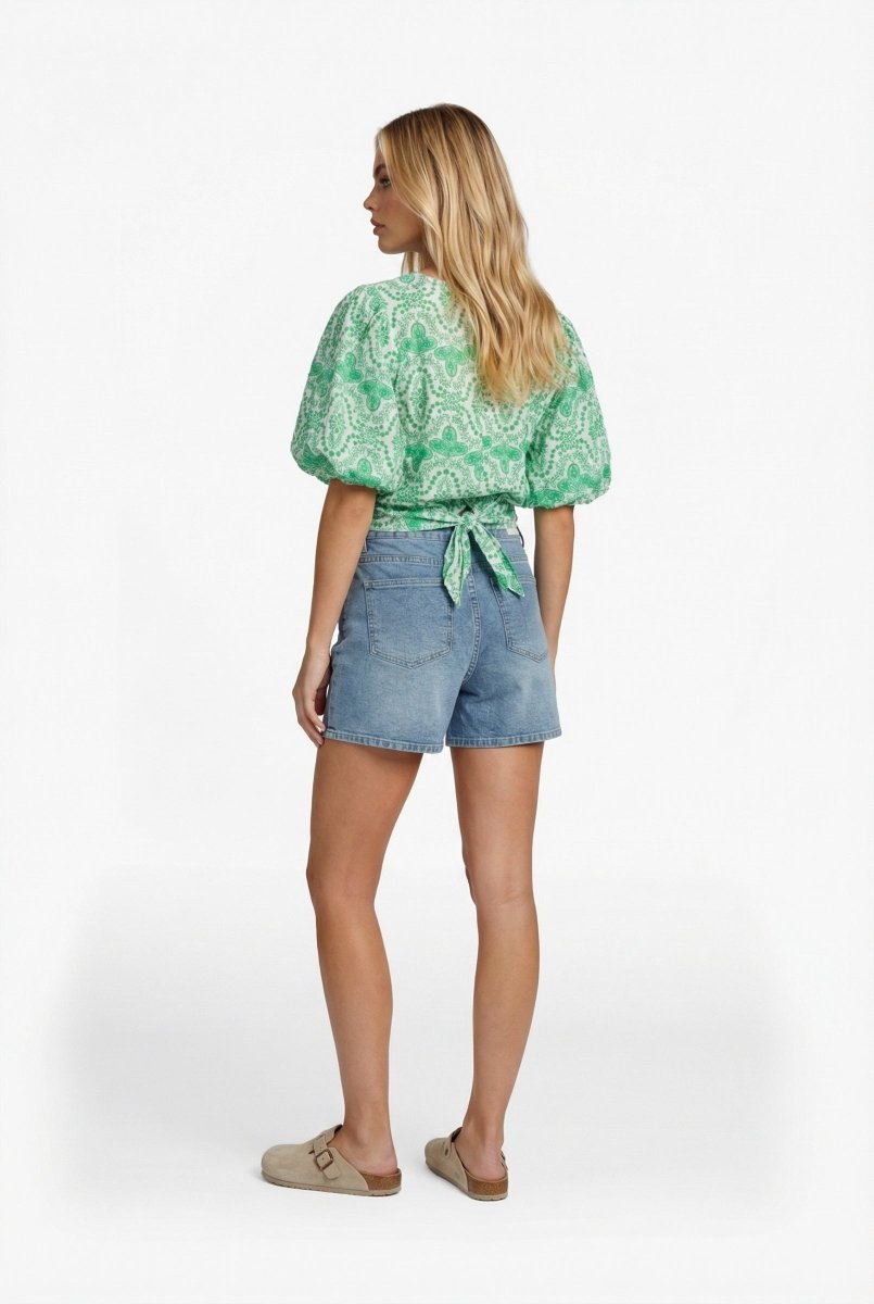 Fluresk shorts in Denim Mid Blue – Achteraanzicht van model | Jo&Co Club
