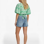 Fluresk shorts in Denim Mid Blue – Achteraanzicht van model | Jo&Co Club