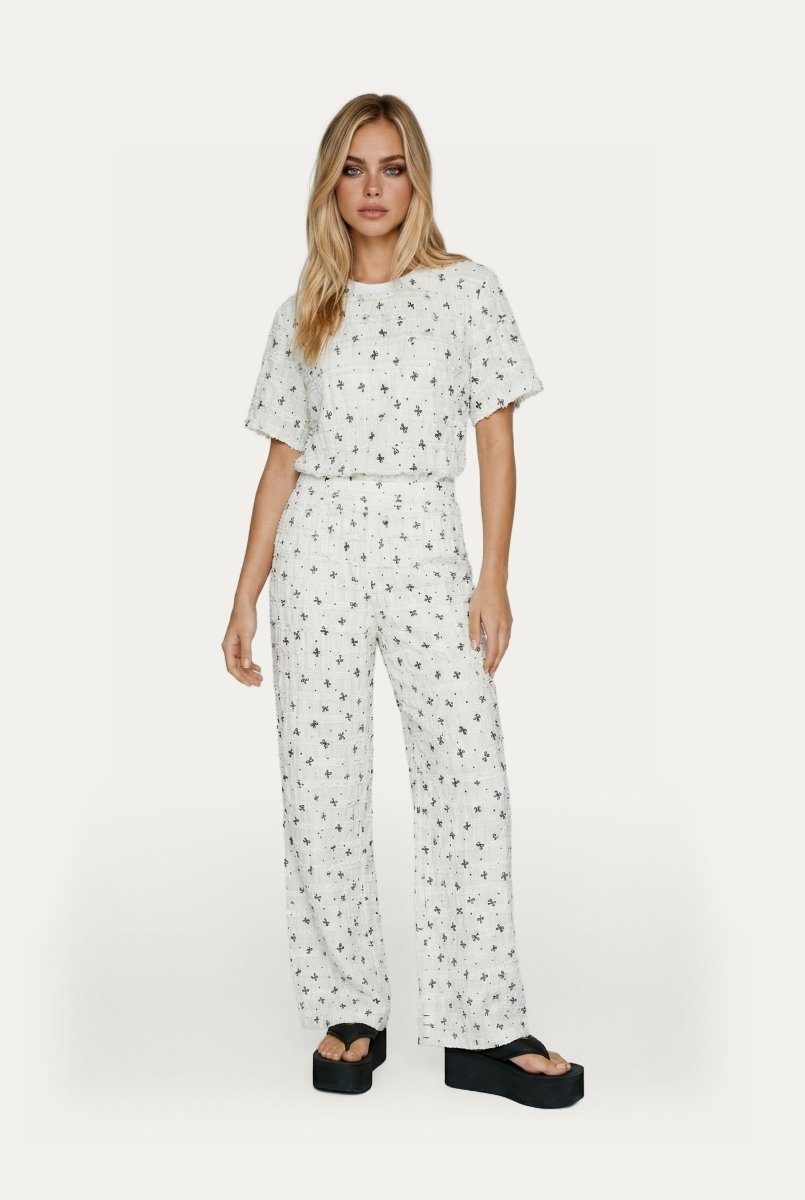 Tweedelige set wit met strikjesprint – comfortabele co-ord met wijde broek | Jo&Co Club