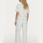 Witte tweedelige set met print – Achteraanzicht van top met korte mouwen en wijde broek | Jo&Co Club