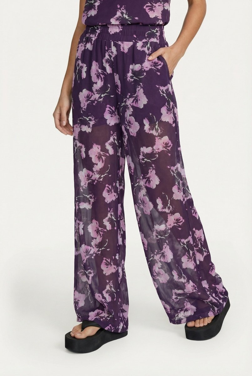 Wijde broek paars met bloemenprint – luchtig, semi-transparant model | Jo&Co Club