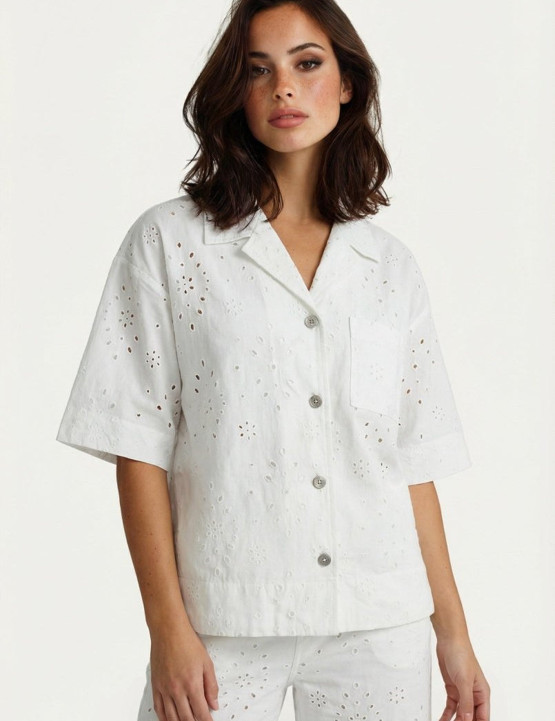 Witte broderie blouse met korte mouwen en bloemenpatroon | Jo&Co Club