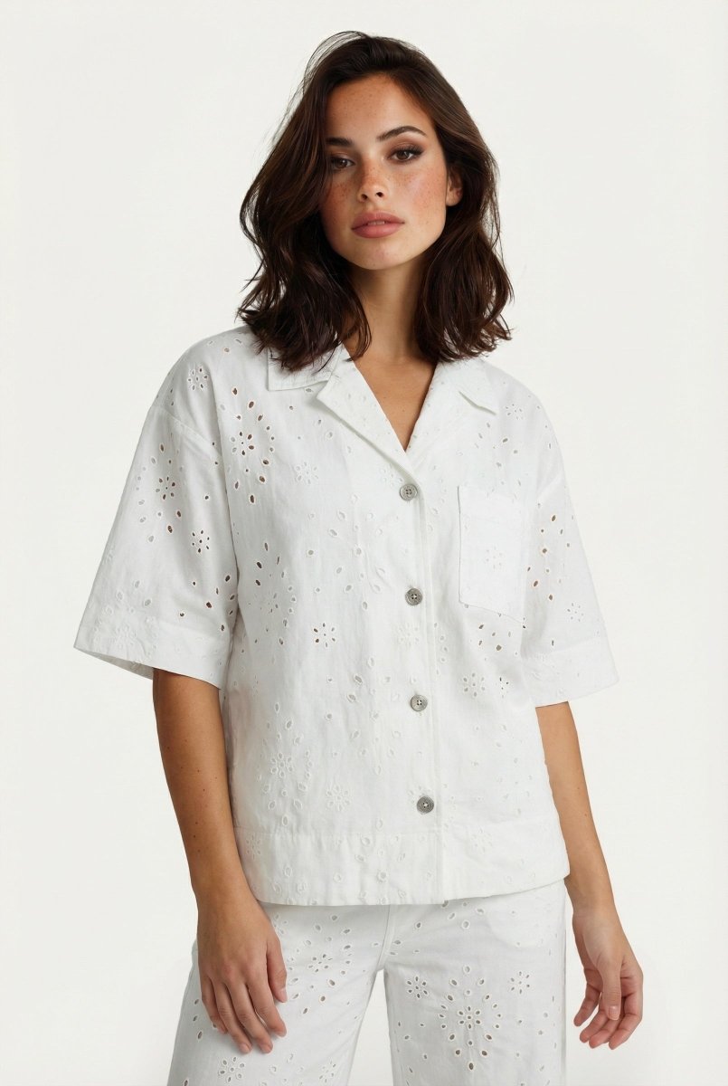 Witte broderie blouse met korte mouwen en bloemenpatroon | Jo&Co Club