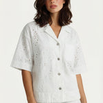 Witte broderie blouse met korte mouwen en bloemenpatroon | Jo&Co Club