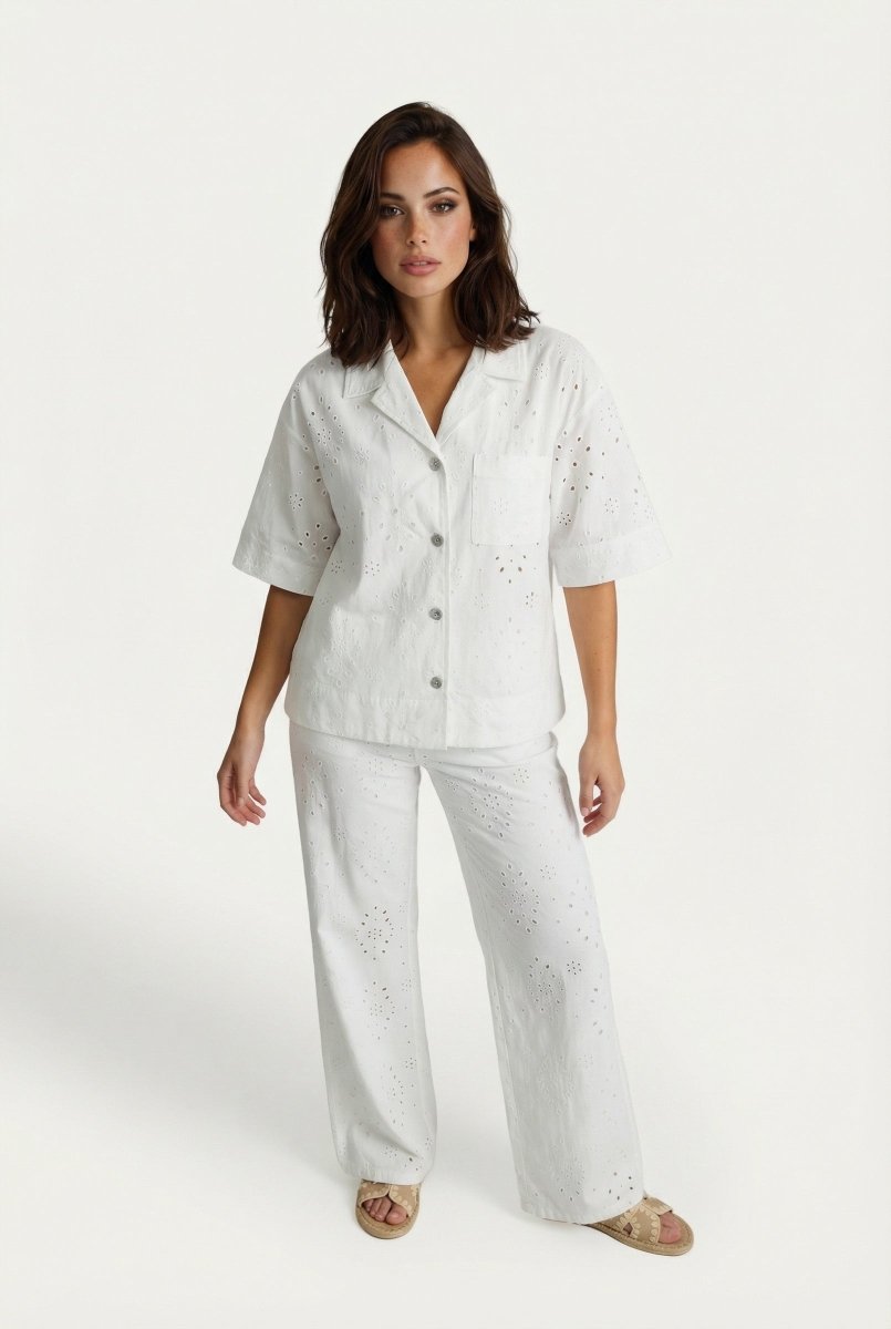 Witte broderie anglaise set – blouse met korte mouw en wijde broek | Jo&Co Club