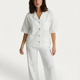 Witte broderie anglaise set – blouse met korte mouw en wijde broek | Jo&Co Club