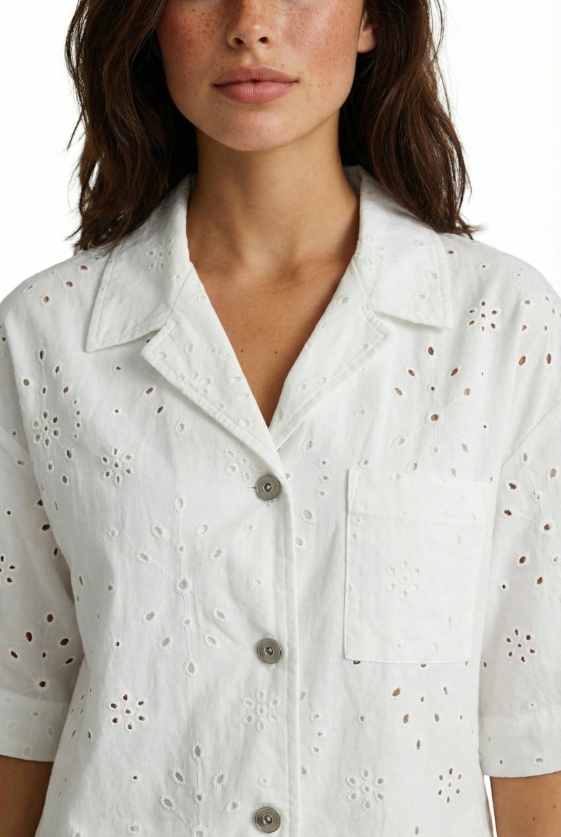 Witte broderie anglaise blouse met korte mouwen en drukknopen | Jo&Co Club