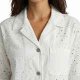 Witte broderie anglaise blouse met korte mouwen en drukknopen | Jo&Co Club