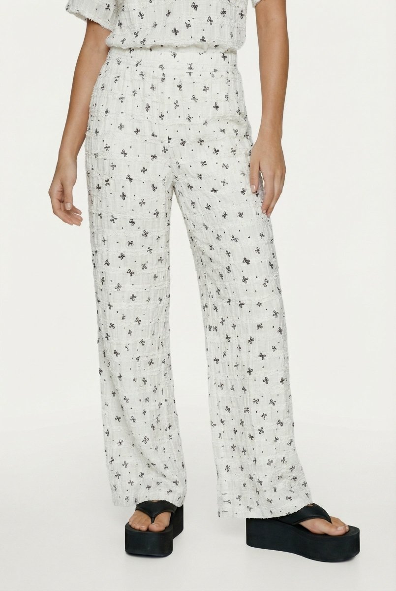 Broek wit – met zwarte strikjesprint en wijde pijpen | Jo&Co Club