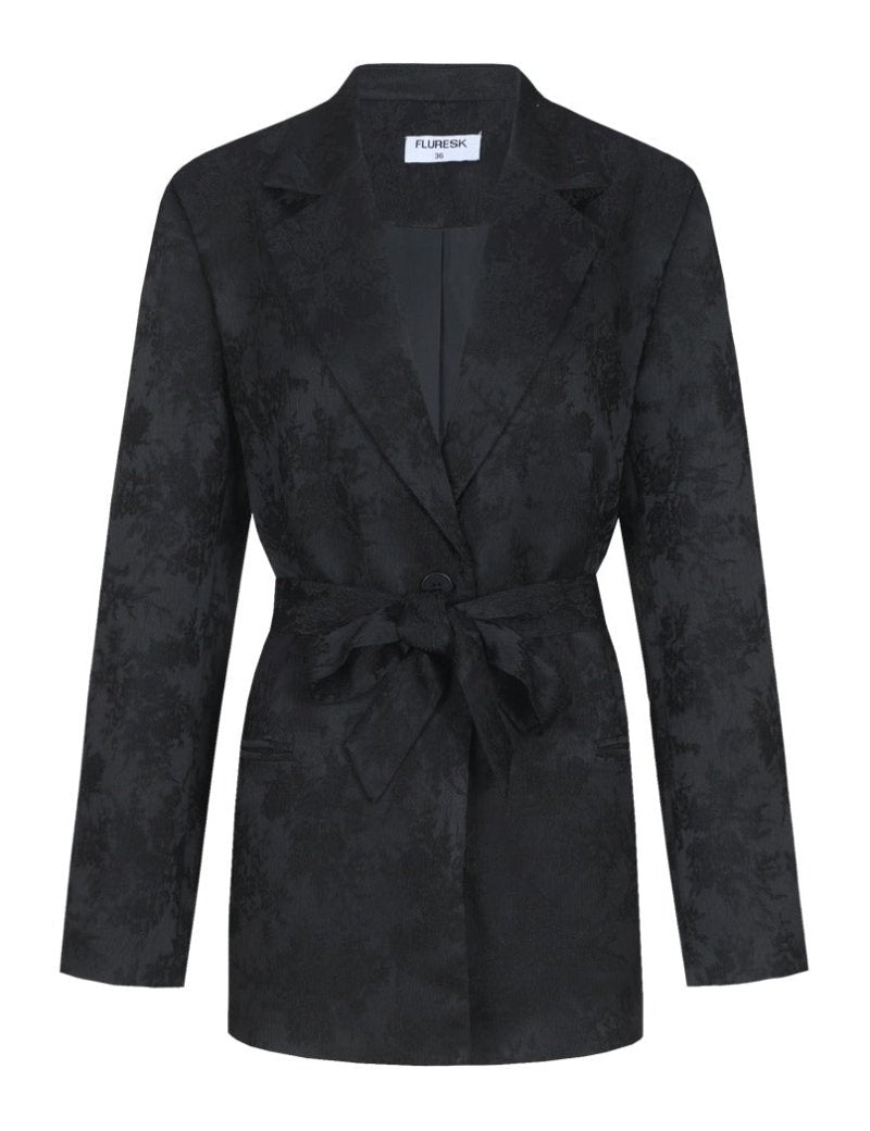 Jacquard blazer Fluresk Veda in zwart met strikceintuur en reverskraag, voorkant | Jo&Co Club