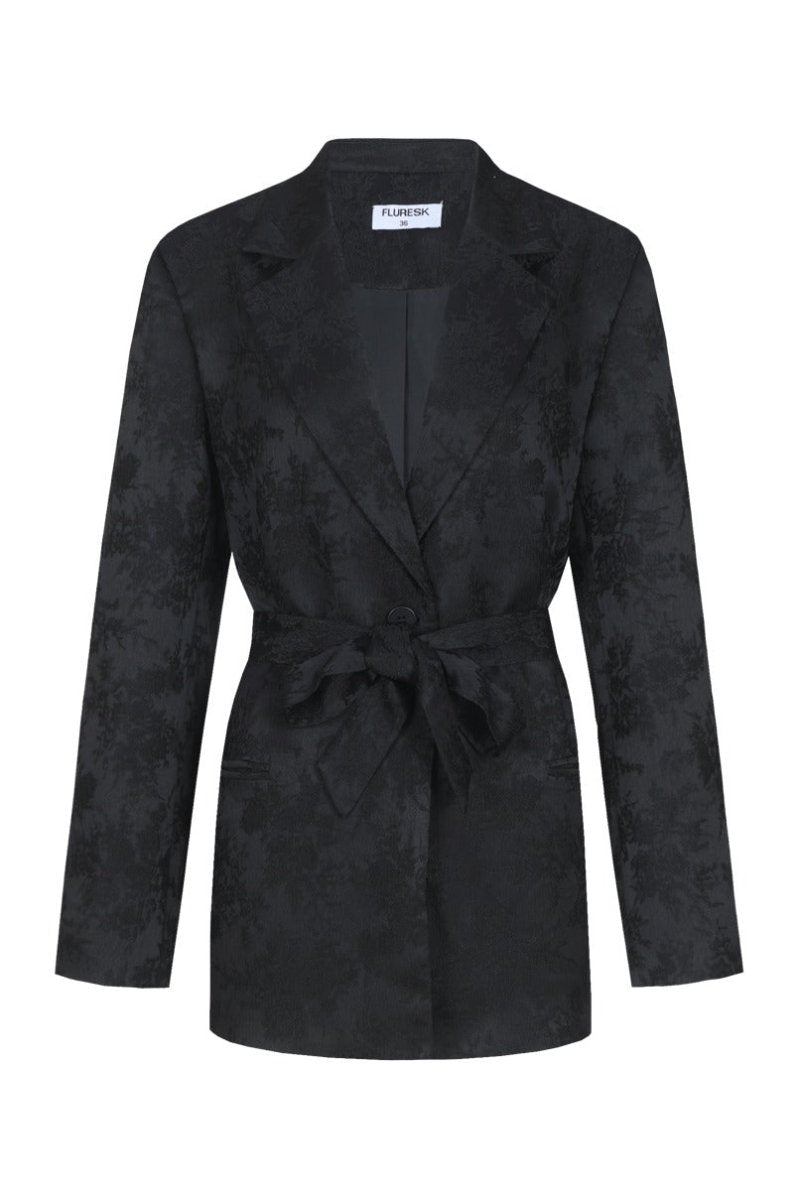 Jacquard blazer Fluresk Veda in zwart met strikceintuur en reverskraag, voorkant | Jo&Co Club